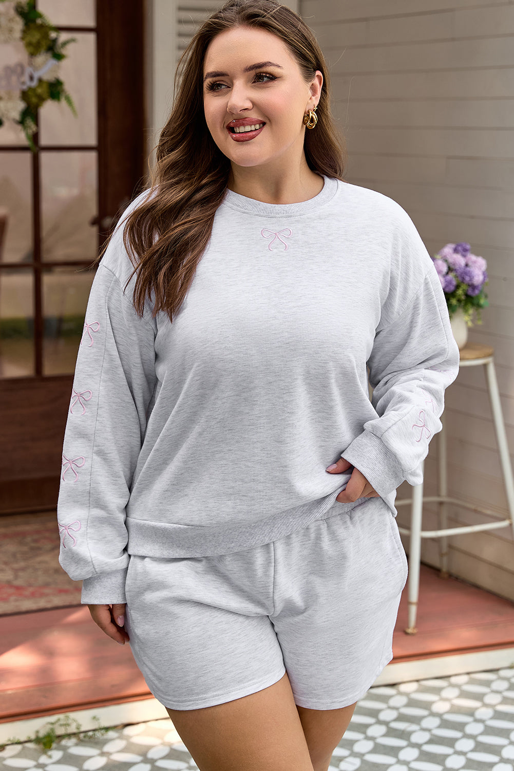 Conjunto de 2 piezas de shorts sueltos y jersey con mangas abullonadas y bordado de lazo femenino en gris claro