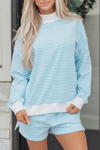 Conjunto de sudadera y pantalón corto oversize de cuello alto a rayas azul cielo