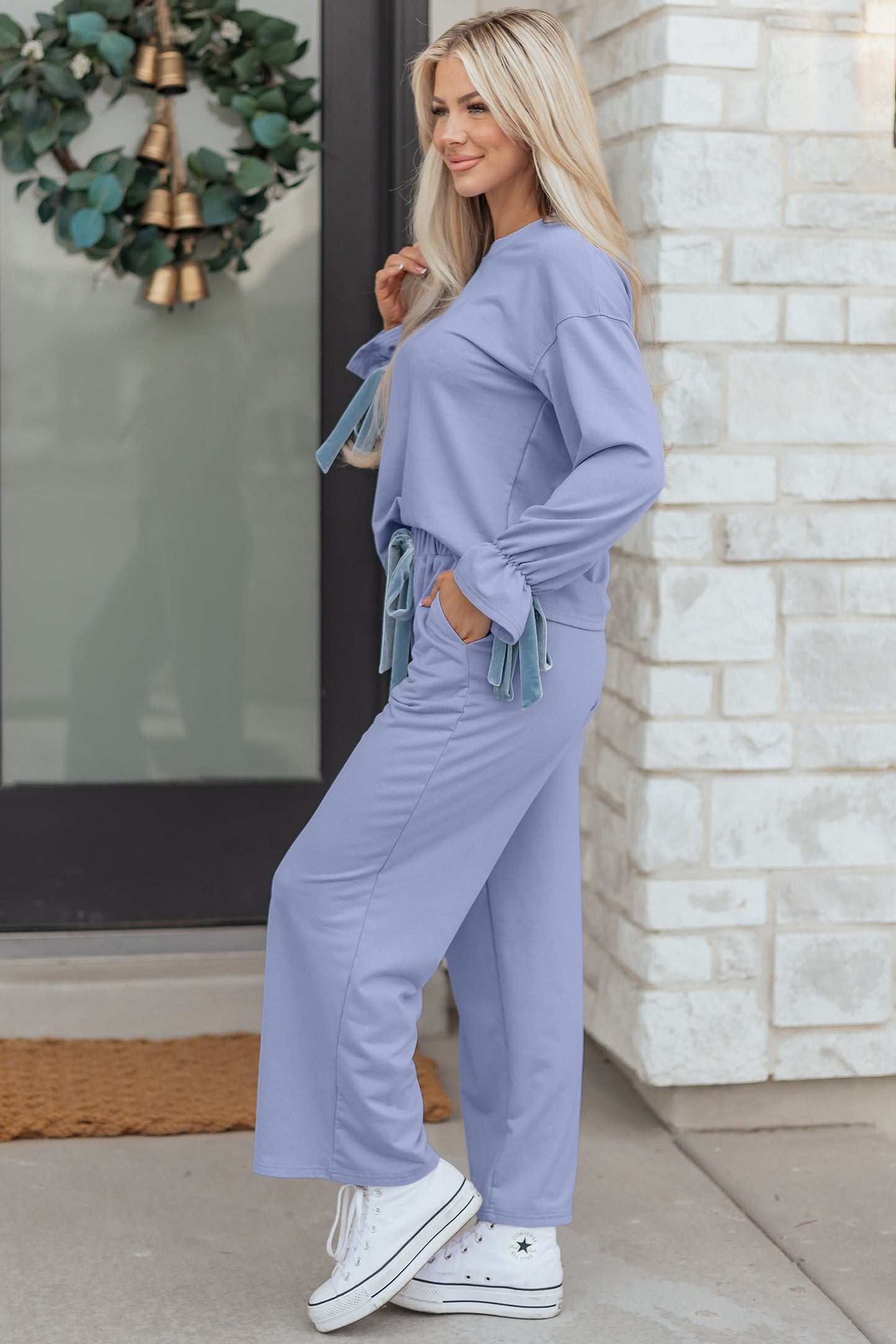Top de manga larga con volante Beau Blue y pantalón con cordón, conjunto de salón de 2 piezas con lazo de terciopelo en contraste