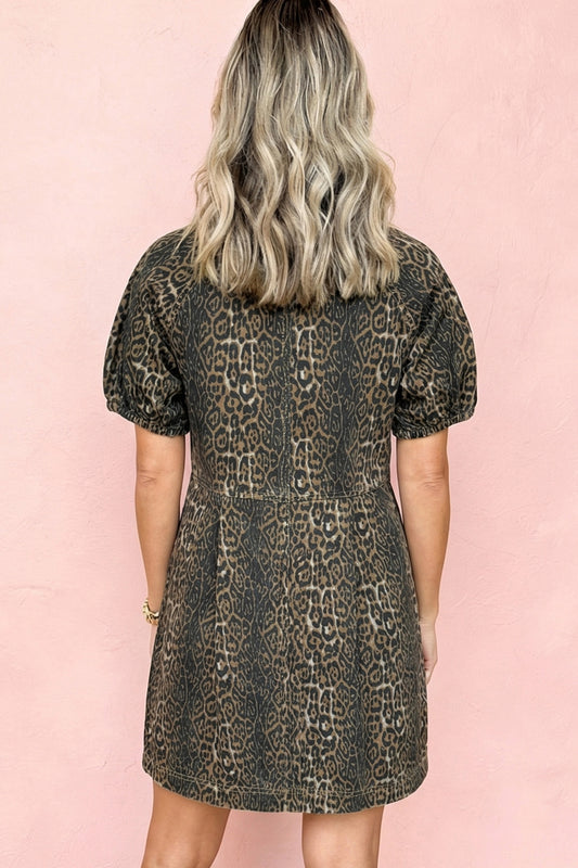 Minivestido vaquero plisado de manga corta con estampado de leopardo gris