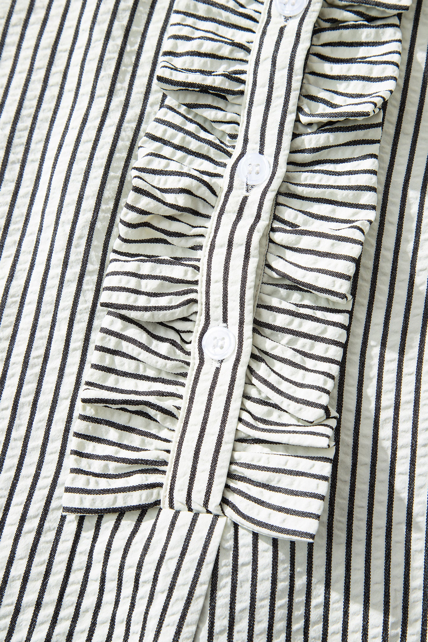 Vestido largo de manga corta con volantes y botones hasta la mitad, de rayas negras