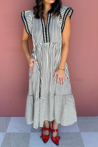 Vestido Maxi Negro Tallas Grandes con Abertura en V, Volantes y Mangas de Capas