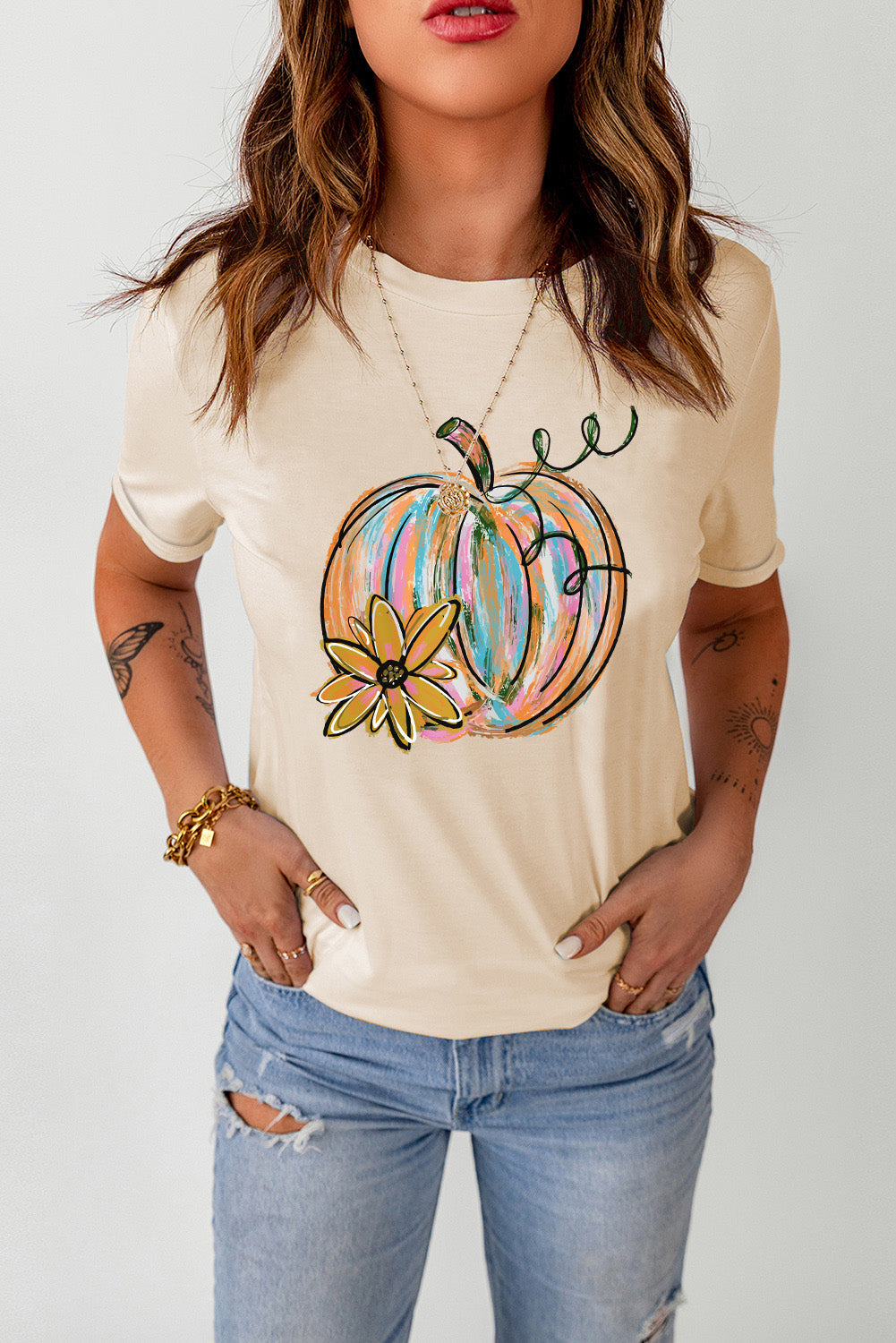 Camiseta color caqui con diseño de calabaza y flores