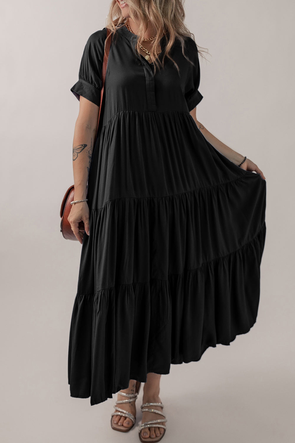 Vestido largo acampanado con volantes escalonados, manga corta y botones ocultos negros