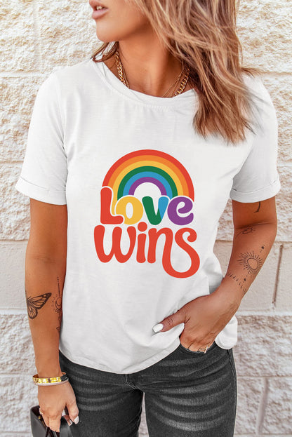Camiseta informal con gráfico de arcoíris "Love Wins" en blanco
