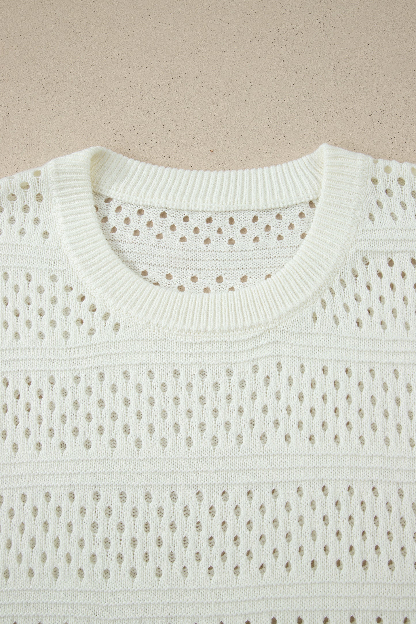 Suéter dolman blanco de manga corta con ojales calados y ribete acanalado, talla grande