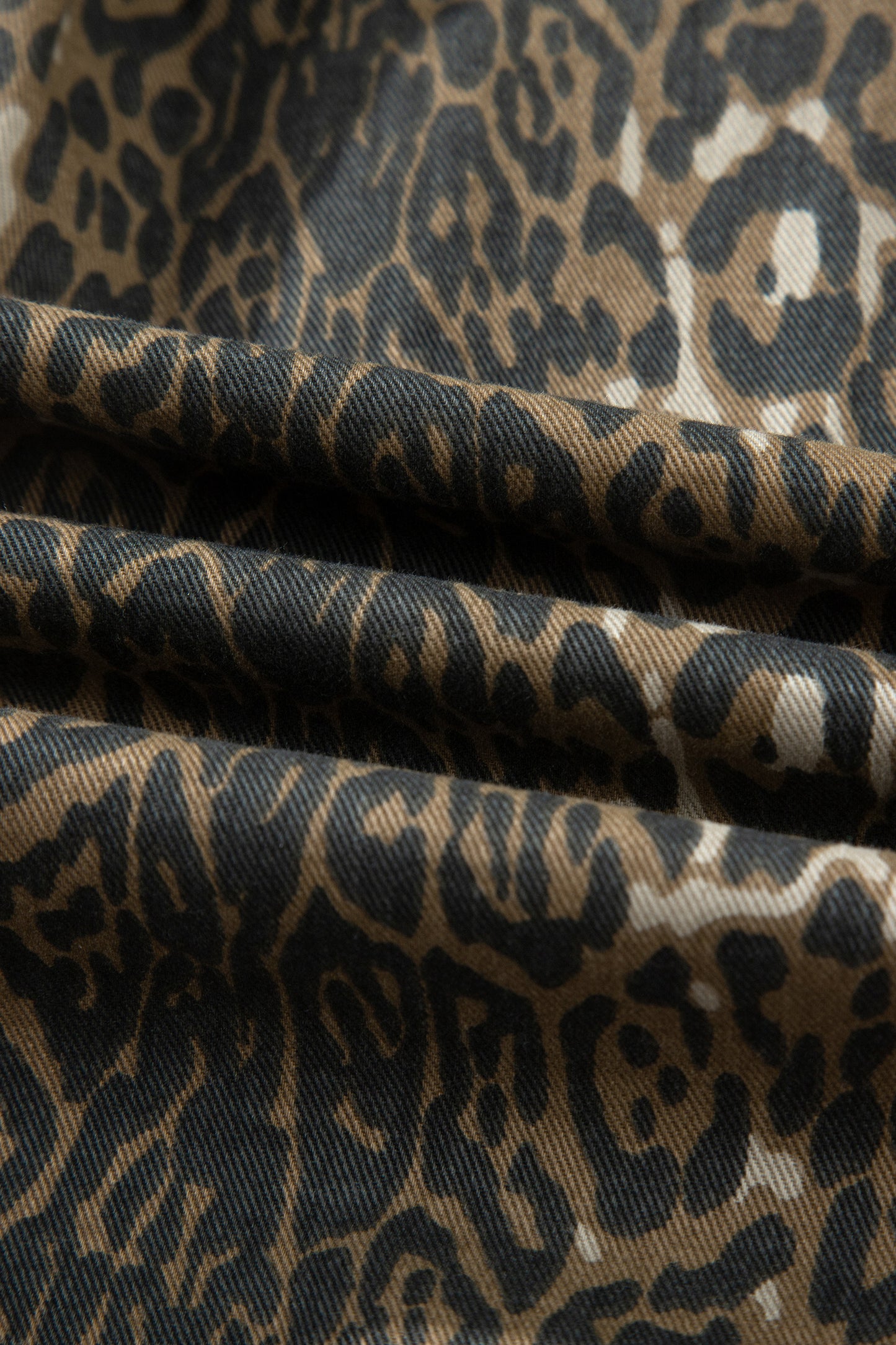 Minivestido vaquero plisado de manga corta con estampado de leopardo gris