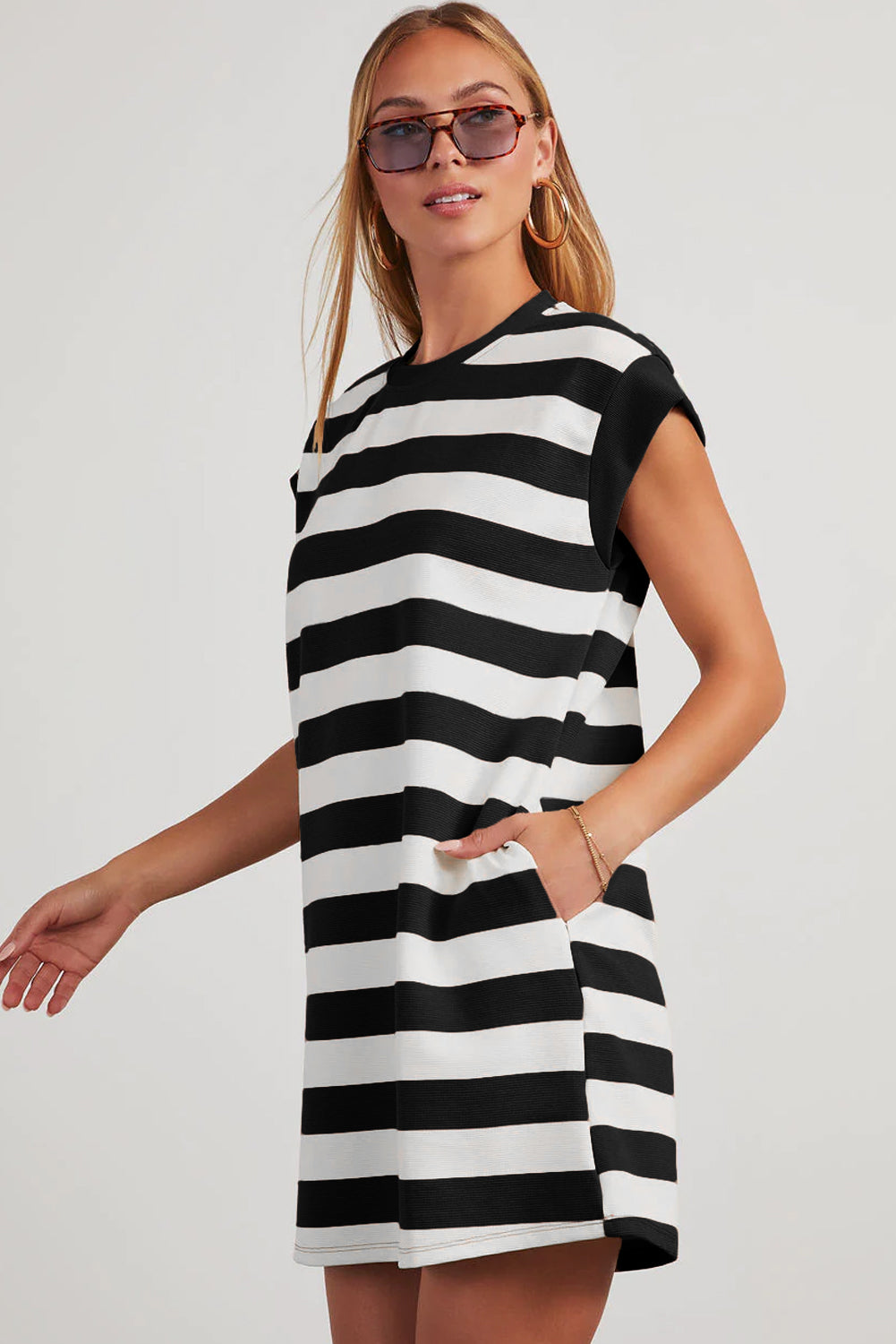 Vestido camiseta informal de manga corta con raya negra