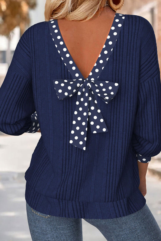 Top de cuello de pico con lazo, textura acanalada y ribete de lunares azul sucio