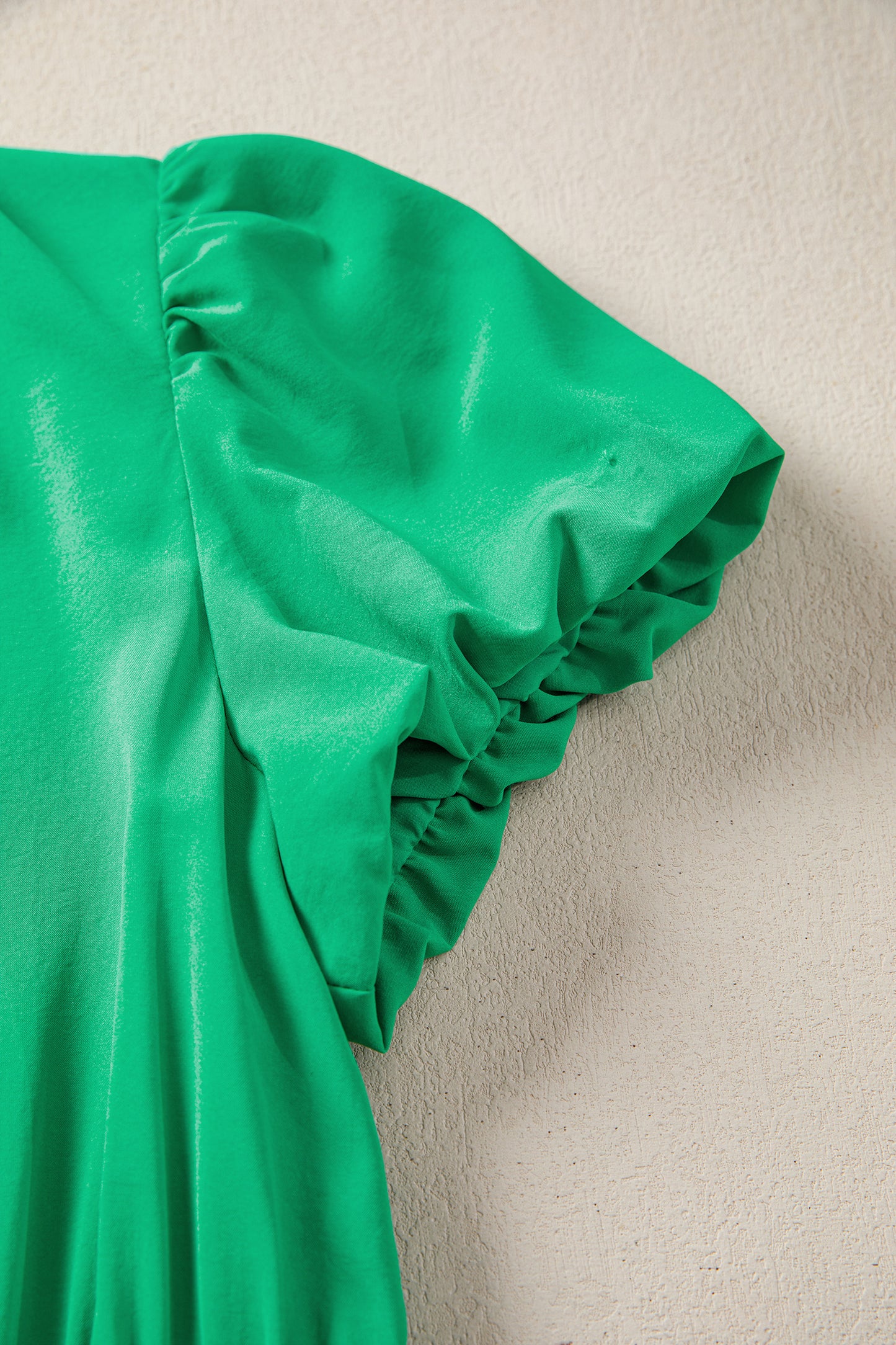 Vestido maxi escalonado verde brillante de color sólido, cuello en V, manga corta abullonada y cintura alta