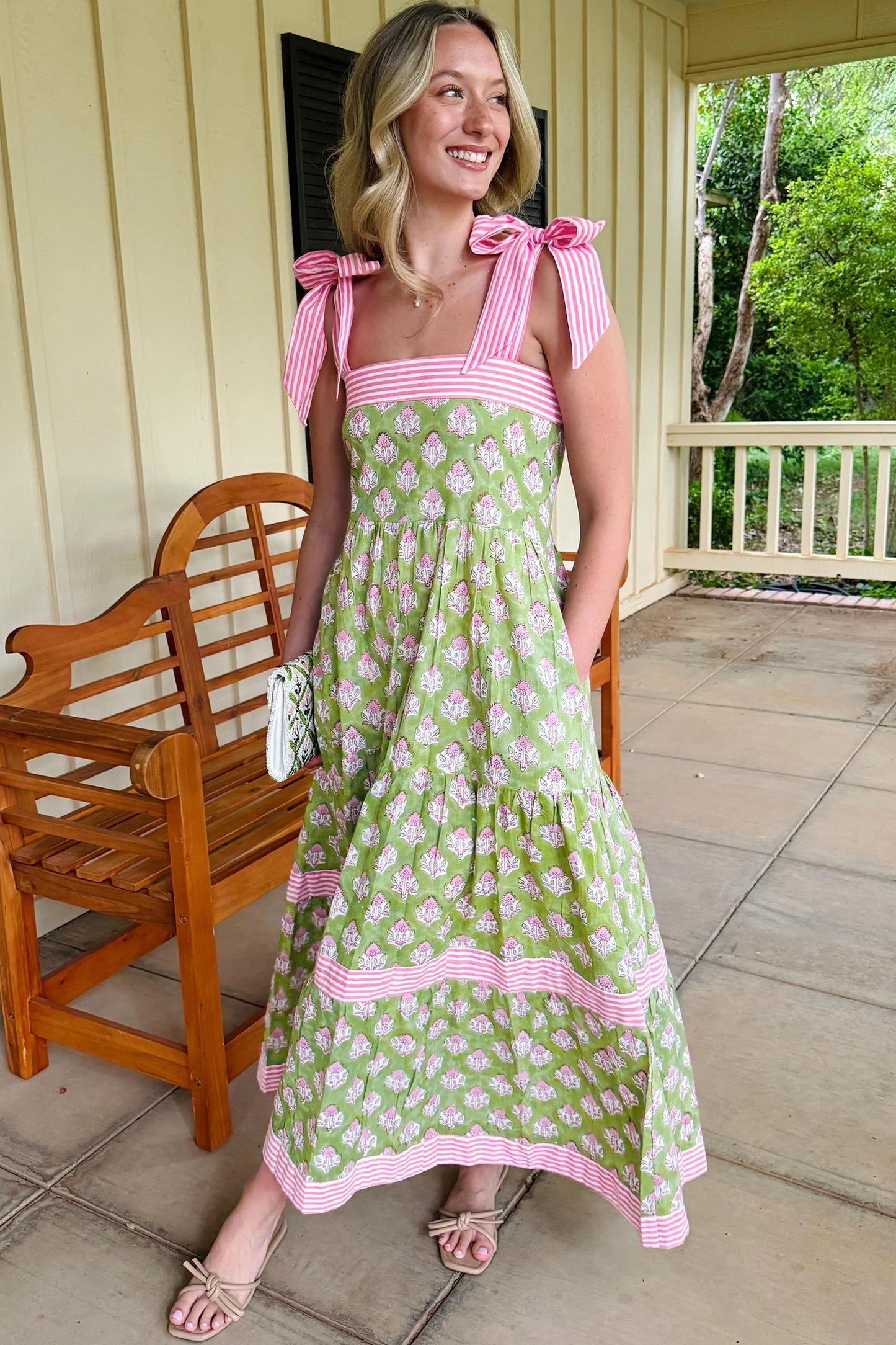 Vestido Maxi con Estampado Floral Verde, Detalles Rayados y Tirantes con Nudo