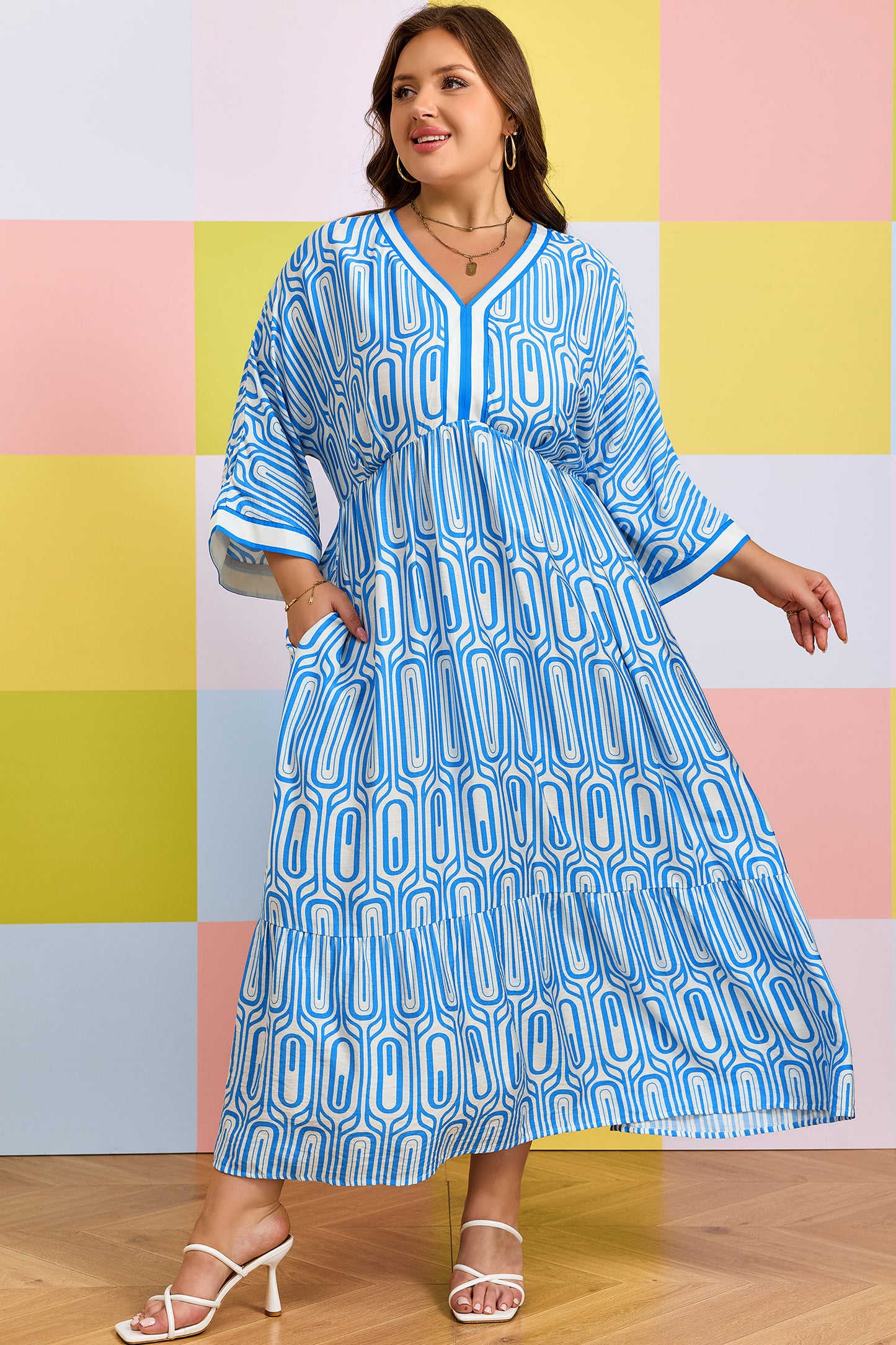 Vestido largo con estampado geométrico de talla grande en azul cielo con ribete en contraste y cuello en V de manga pulsera