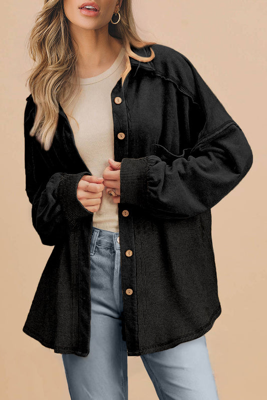 Chaqueta holgada de punto waffle negra con retazos y costuras expuestas