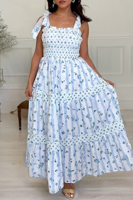 Vestido largo fruncido azul cielo con estampado floral y tirantes anudados de corte A y capas escalonadas