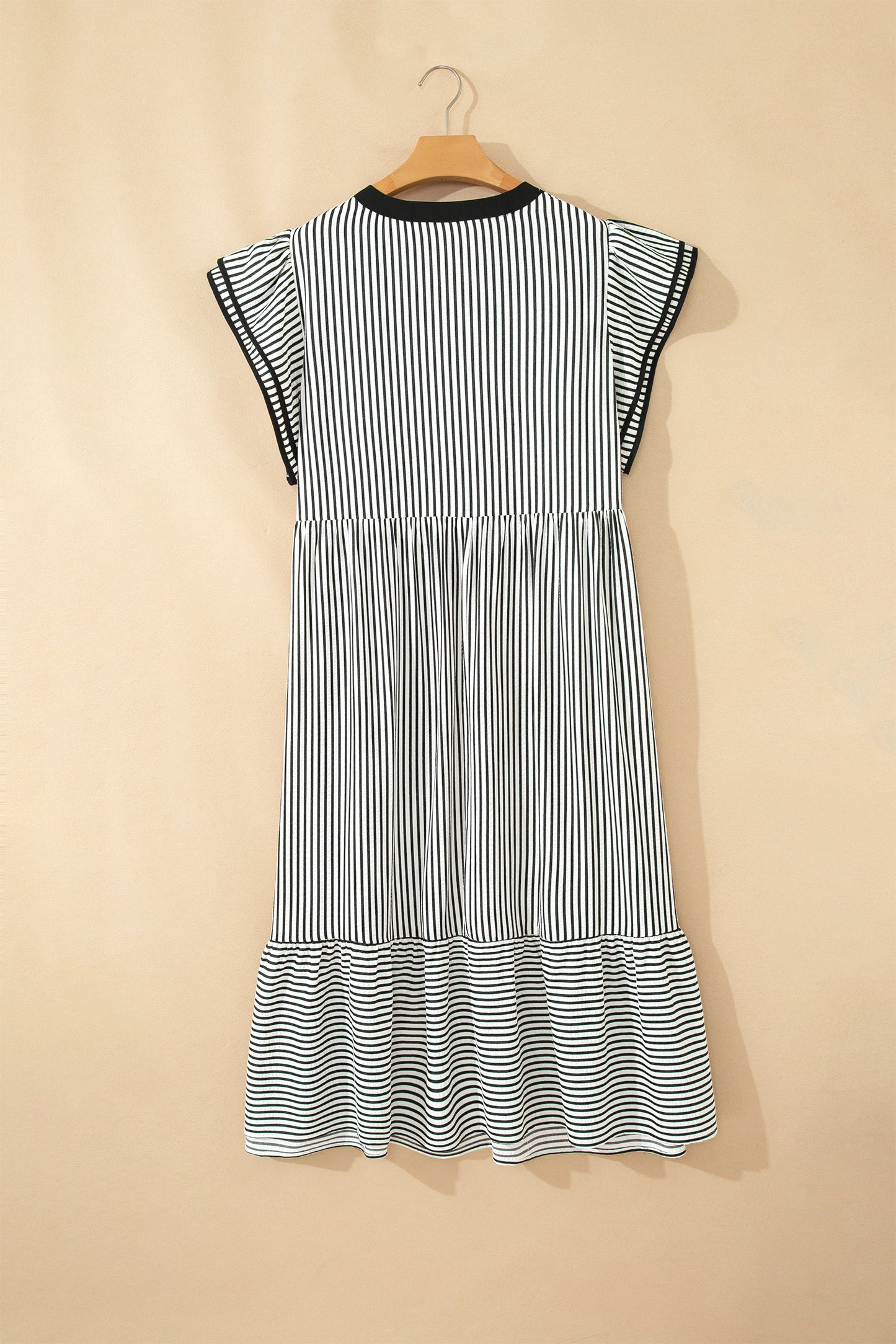 Vestido Maxi Negro Tallas Grandes con Abertura en V, Volantes y Mangas de Capas
