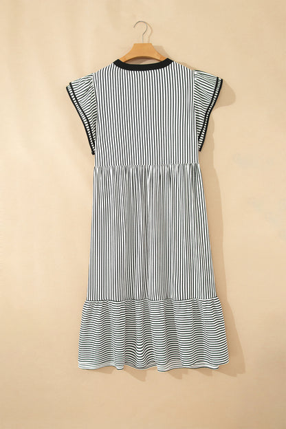 Vestido Maxi Negro Tallas Grandes con Abertura en V, Volantes y Mangas de Capas