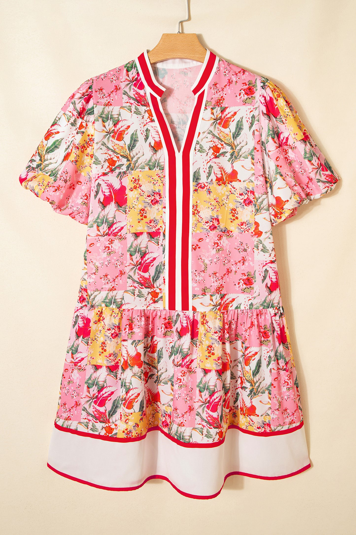 Vestido Mini Rosa con Estampado Floral y Bloques de Color, Ribetes en Contraste, Cuello en V y Bajo con Volantes