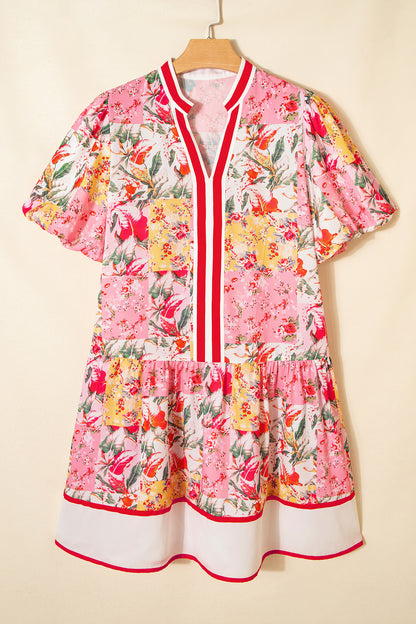 Vestido Mini Rosa con Estampado Floral y Bloques de Color, Ribetes en Contraste, Cuello en V y Bajo con Volantes