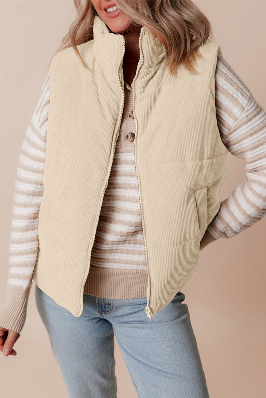 Chaleco acolchado de pana beige con cuello alto y cremallera