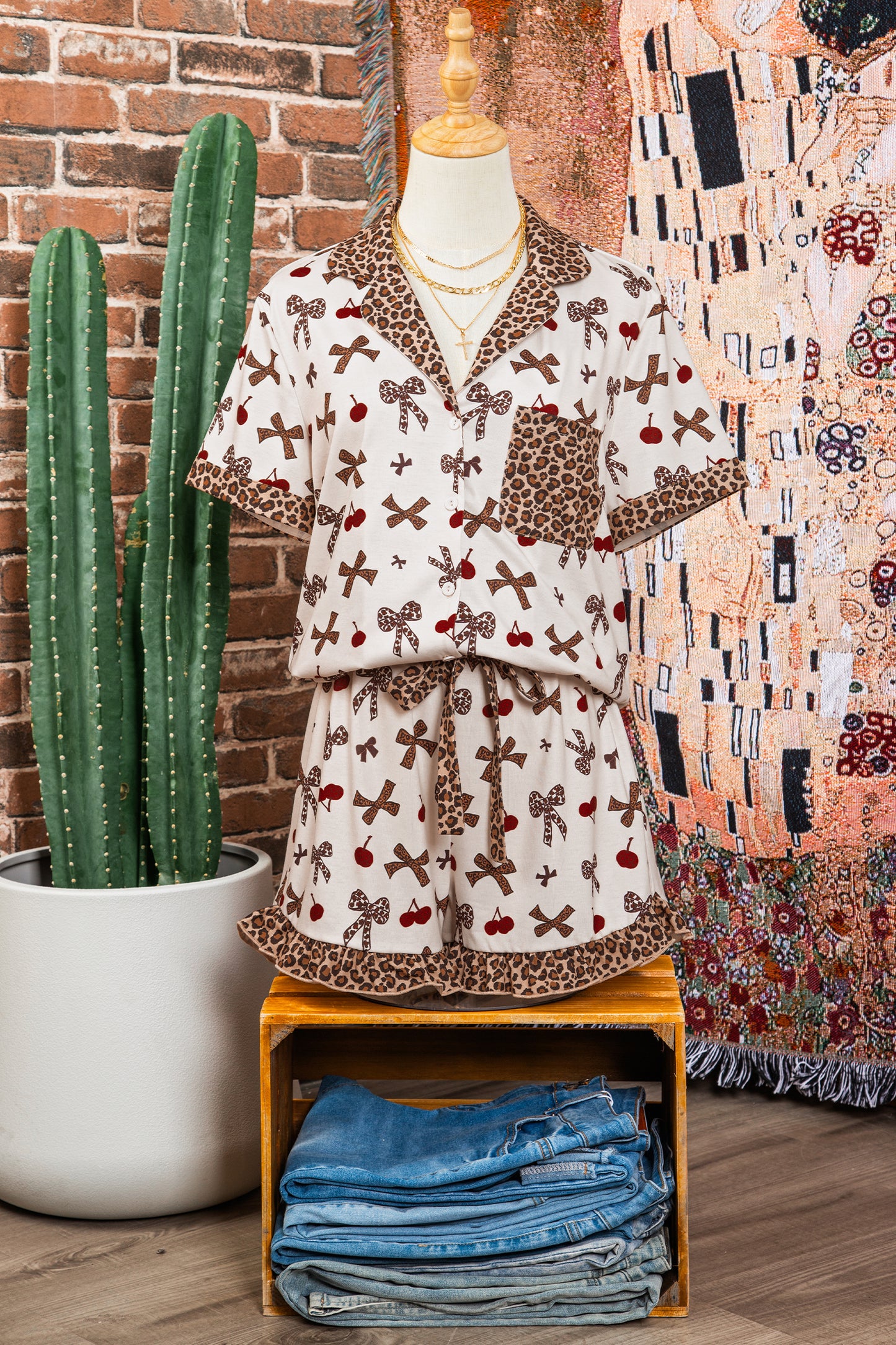 Camiseta de pijama de 2 piezas con estampado de cerezas y lazo blanco chic, retazos de leopardo en contraste y shorts con cordón.
