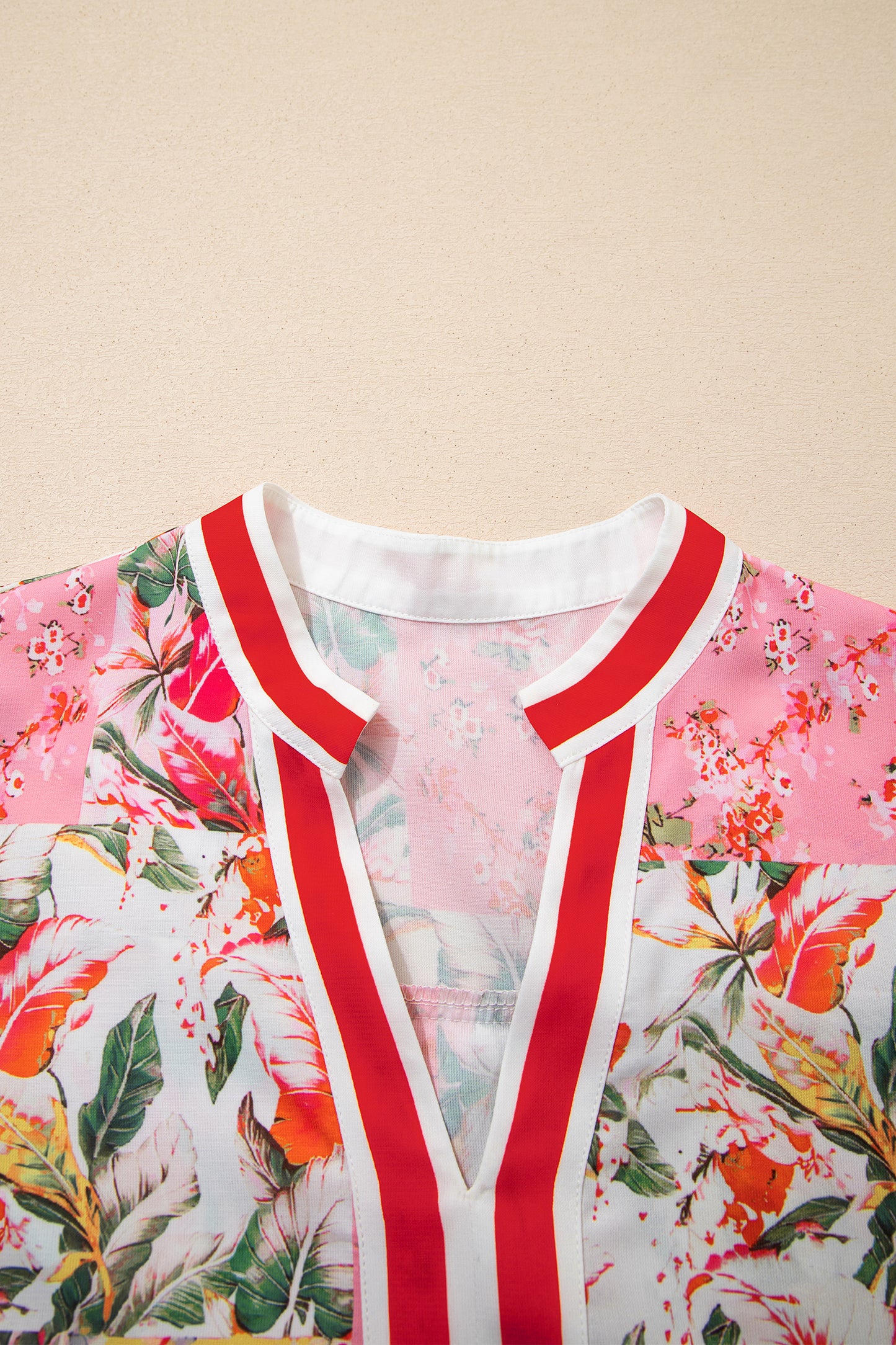 Vestido Mini Rosa con Estampado Floral y Bloques de Color, Ribetes en Contraste, Cuello en V y Bajo con Volantes
