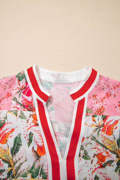 Vestido Mini Rosa con Estampado Floral y Bloques de Color, Ribetes en Contraste, Cuello en V y Bajo con Volantes