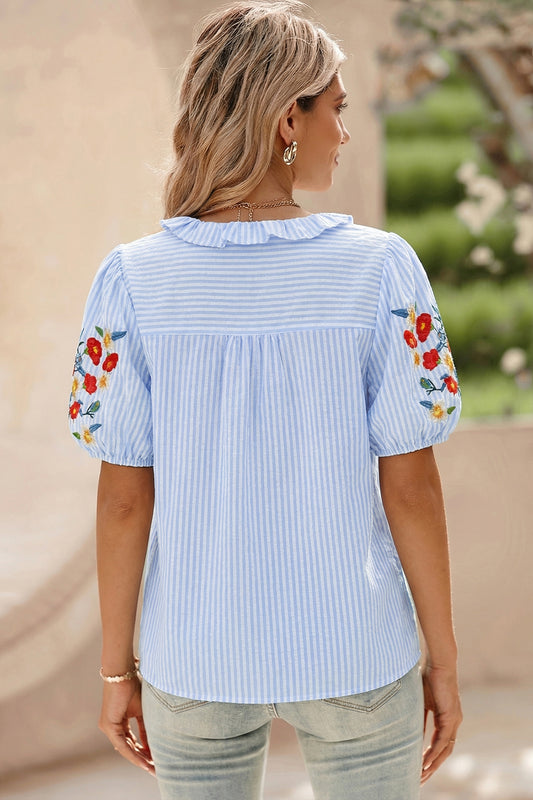 Camisa a rayas florales azul cielo bordada con mangas abullonadas y volantes