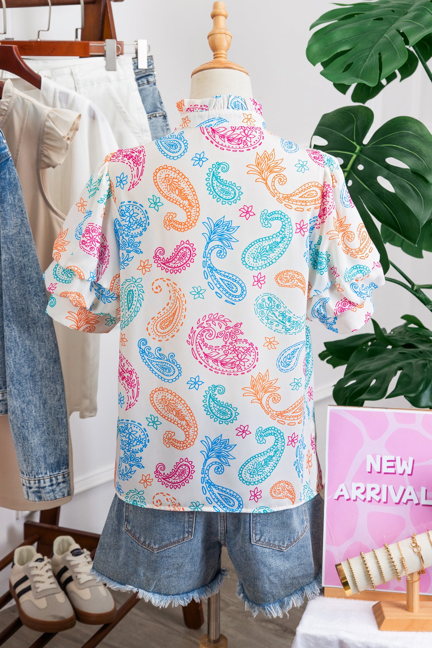Blusa con estampado cachemira vibrante multicolor, ojales de botón y mangas abullonadas