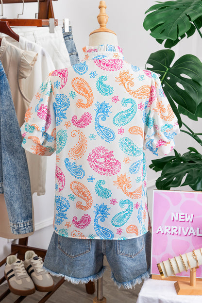 Blusa con estampado cachemira vibrante multicolor, ojales de botón y mangas abullonadas