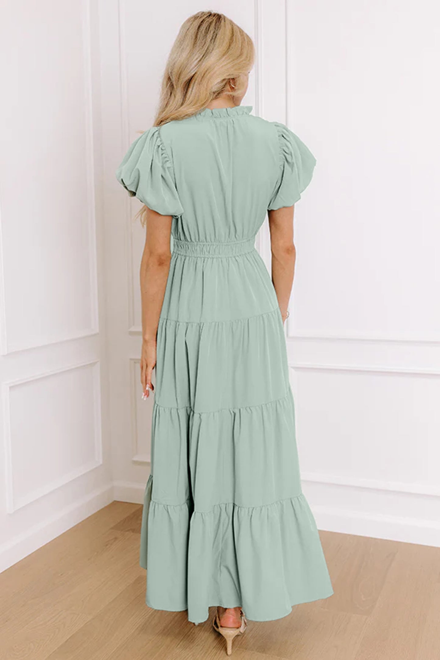Vestido maxi escalonado de cintura alta con cuello en V y manga corta abullonada en color sólido Aqua claro