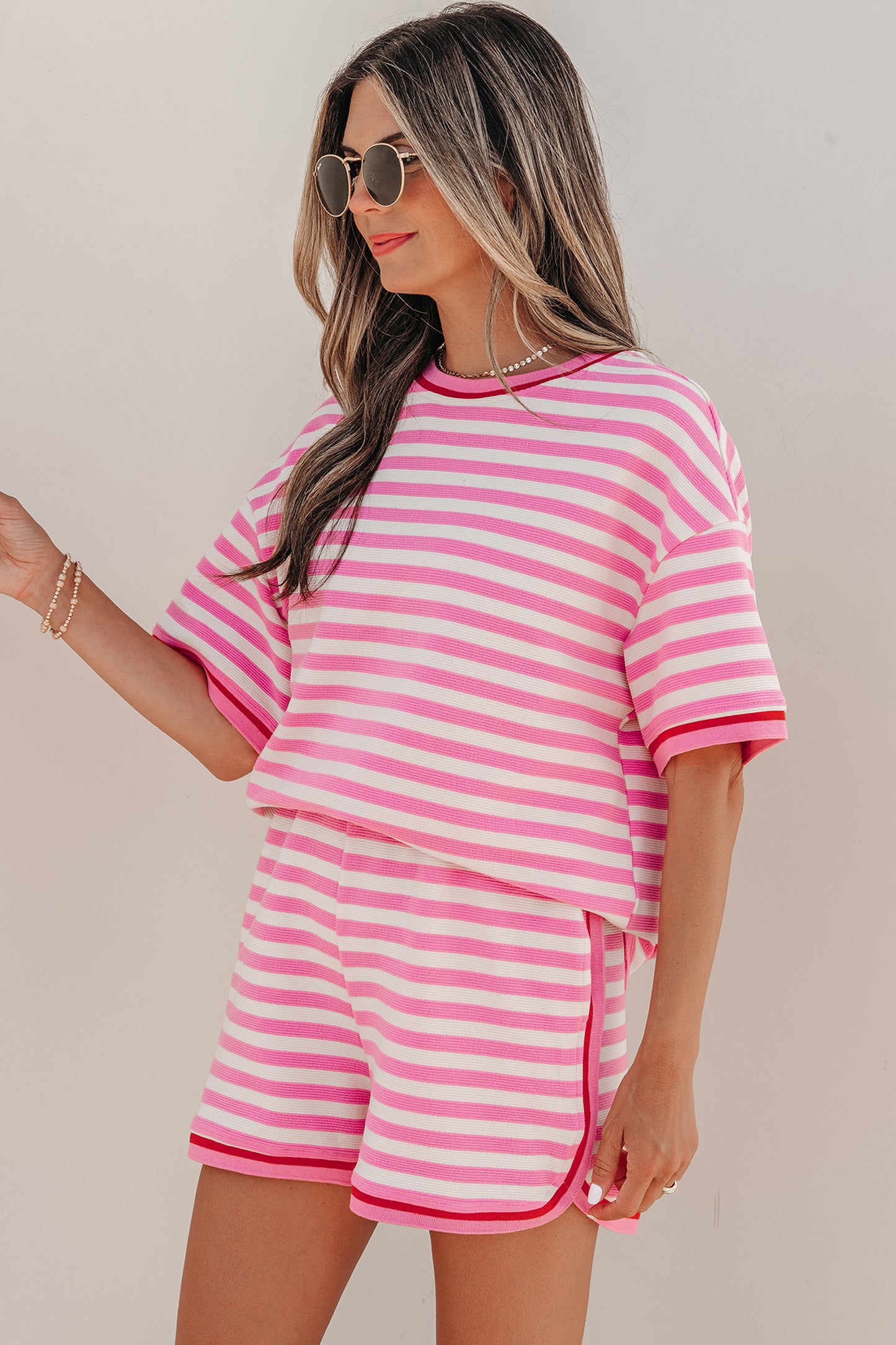 Top de manga corta con ribete en contraste de rayas rosas y shorts sueltos, conjunto casual de 2 piezas