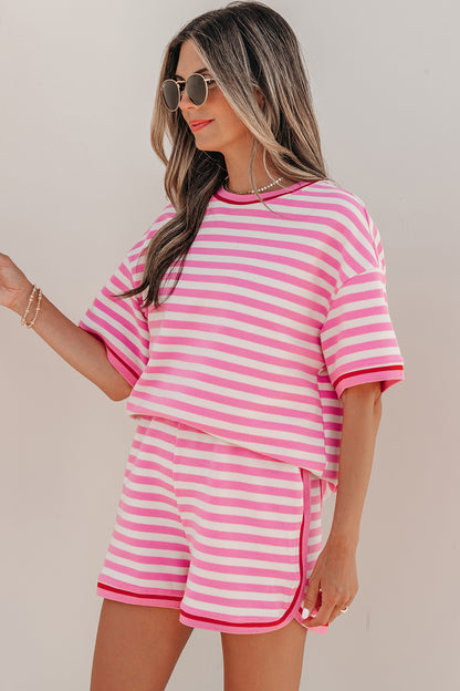 Top de manga corta con ribete en contraste de rayas rosas y shorts sueltos, conjunto casual de 2 piezas