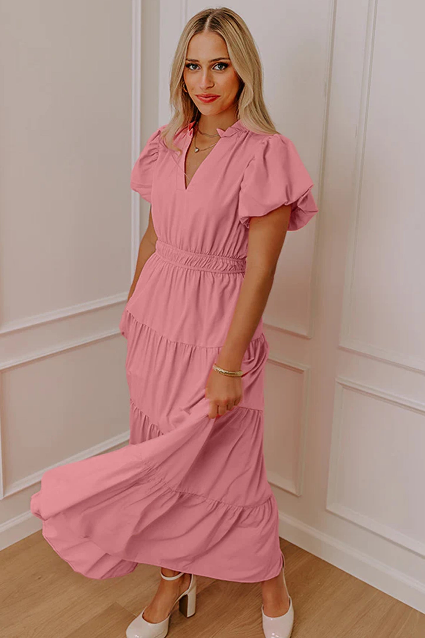 Vestido largo maxi rosa pálido de color liso, escote en V, manga corta abullonada y cintura alta con volantes.
