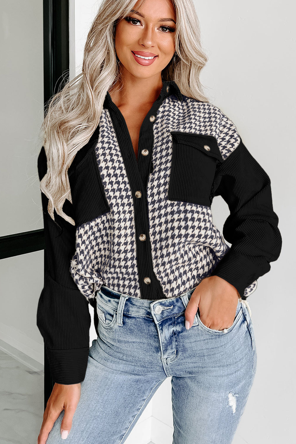 Sobrecamisa negra de pana con diseño de pata de gallo y bolsillos con solapa
