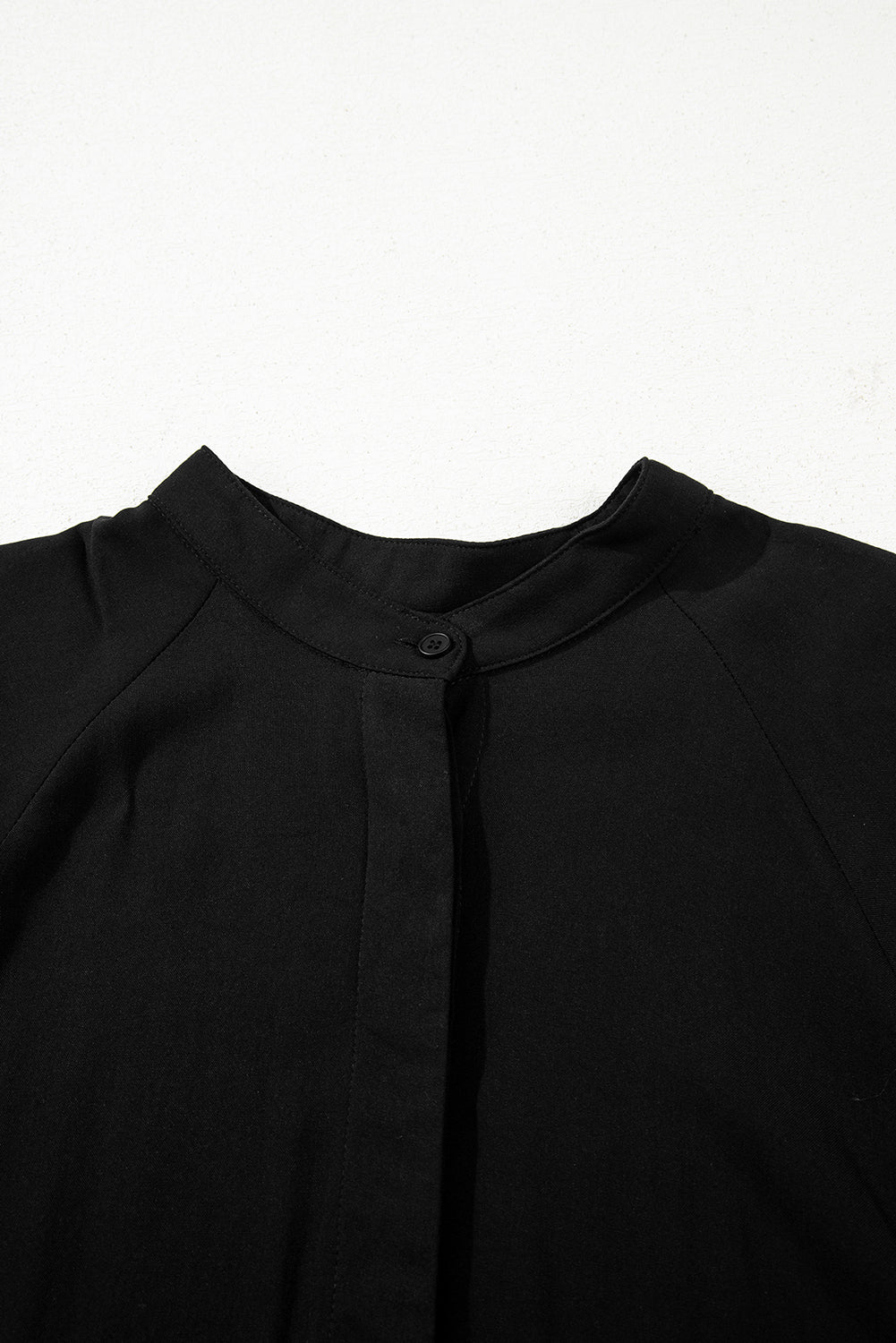 Vestido largo acampanado con volantes escalonados, manga corta y botones ocultos negros