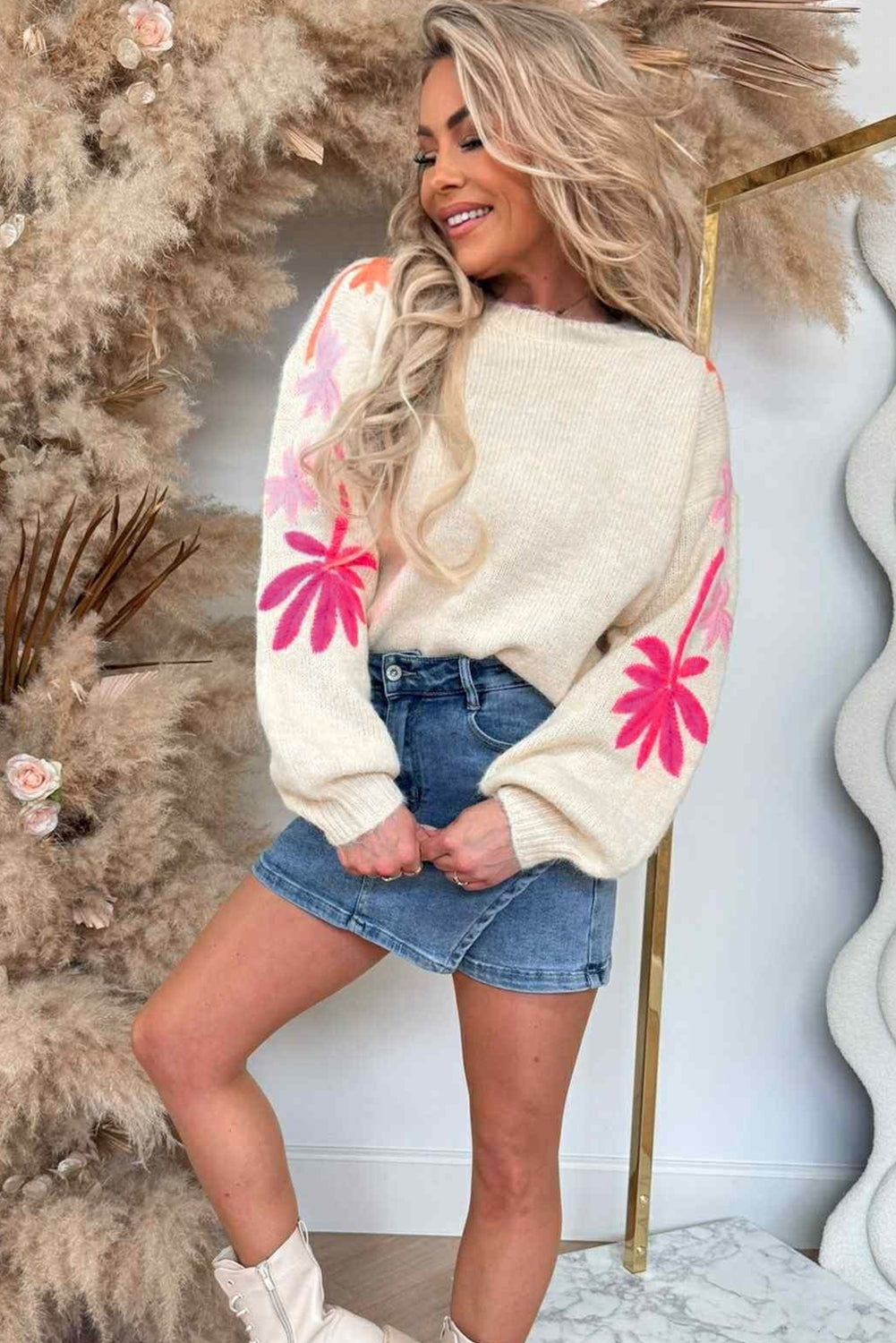 Suéter suelto de cuello redondo con manga floral bordada color beige
