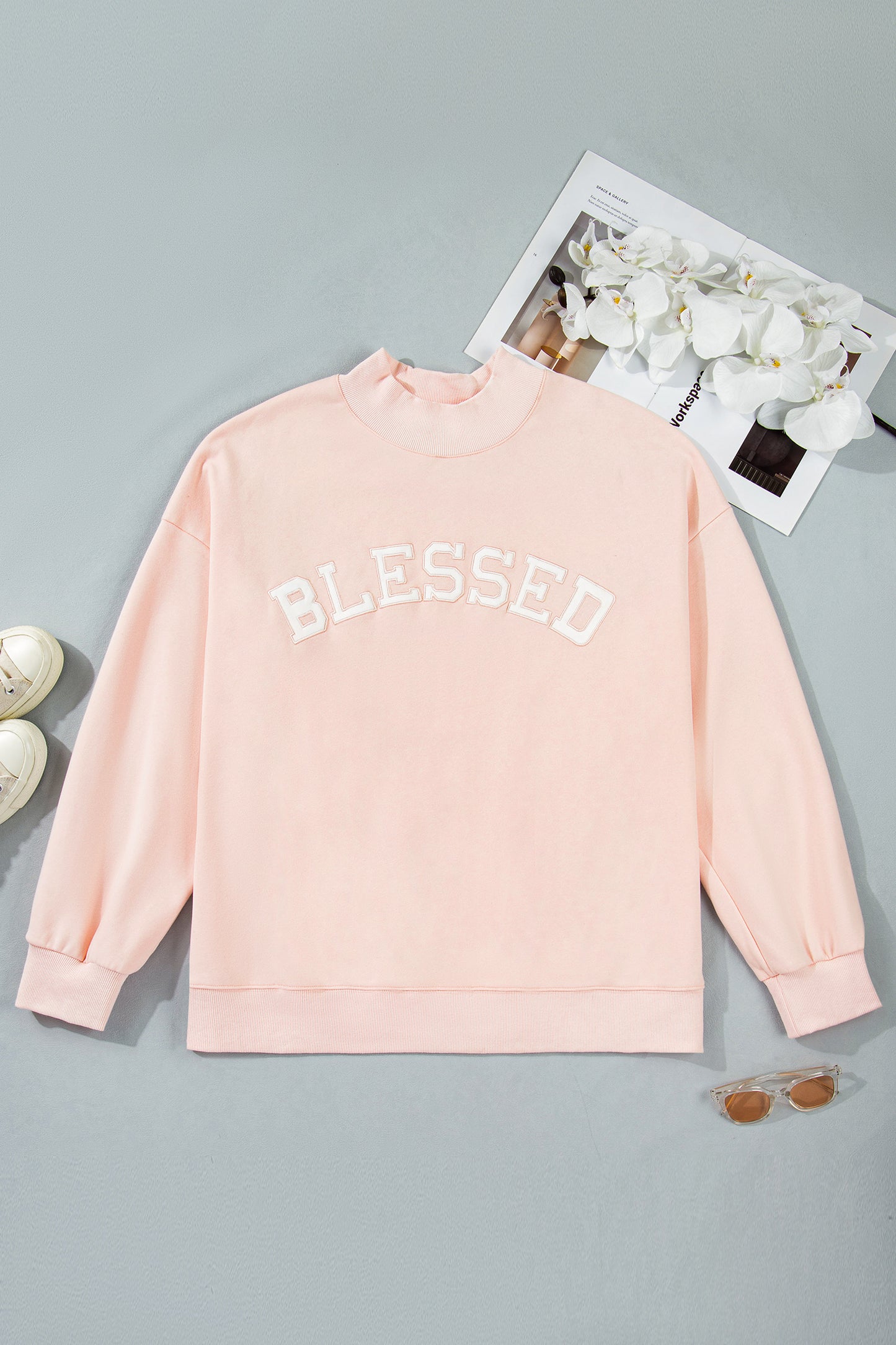 Sudadera de cuello alto talla grande con diseño gráfico de parche con ribete bordado "BLESSED" en rosa claro