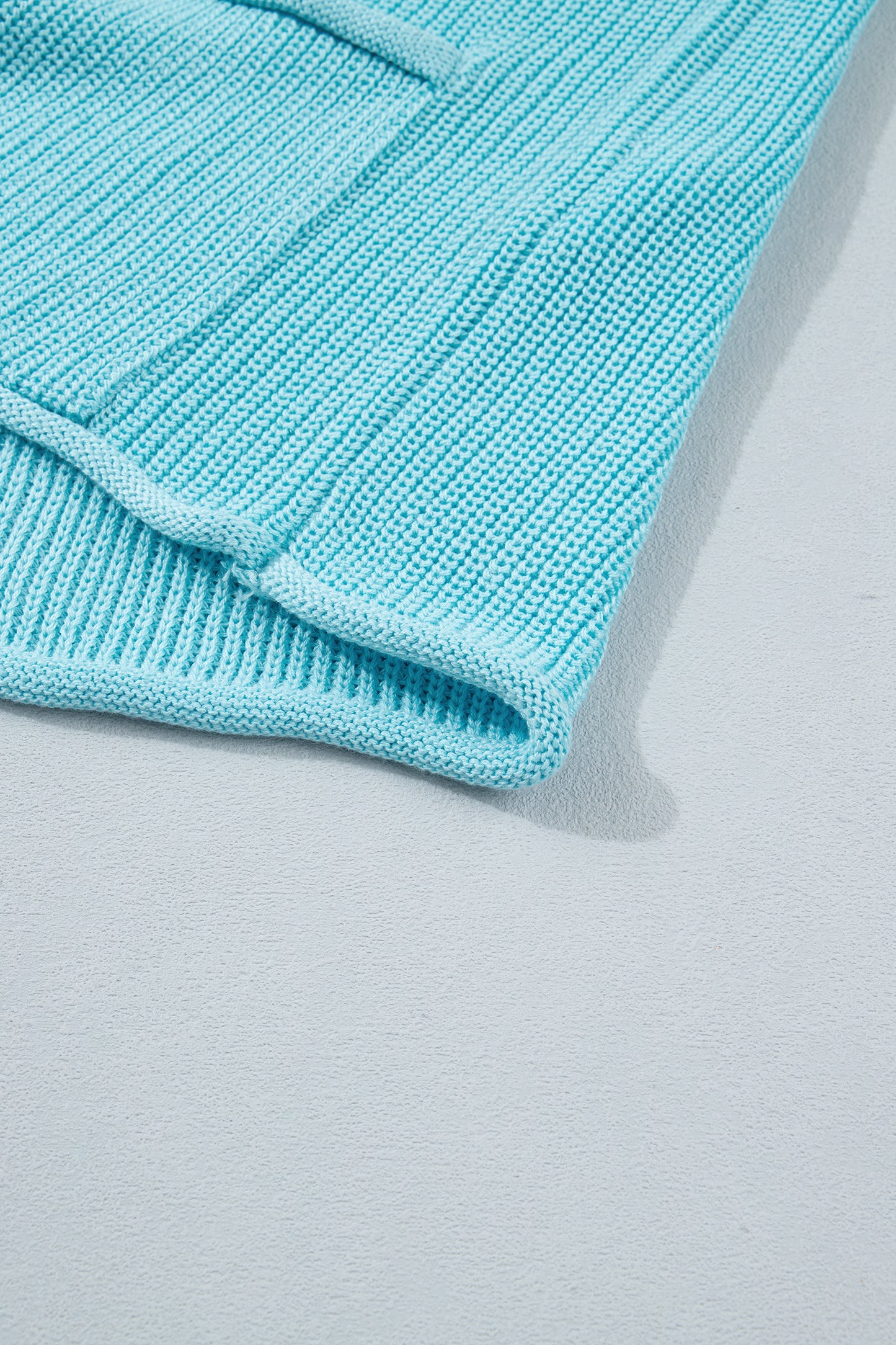 Chaleco de punto en color azul niebla con cuello de pico y botones delanteros