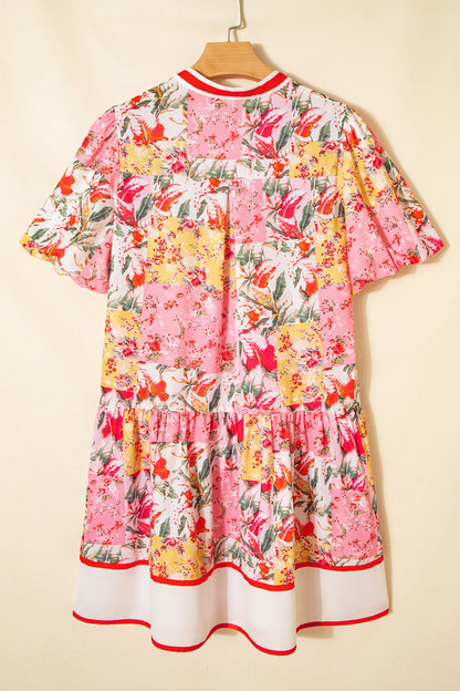 Vestido Mini Rosa con Estampado Floral y Bloques de Color, Ribetes en Contraste, Cuello en V y Bajo con Volantes