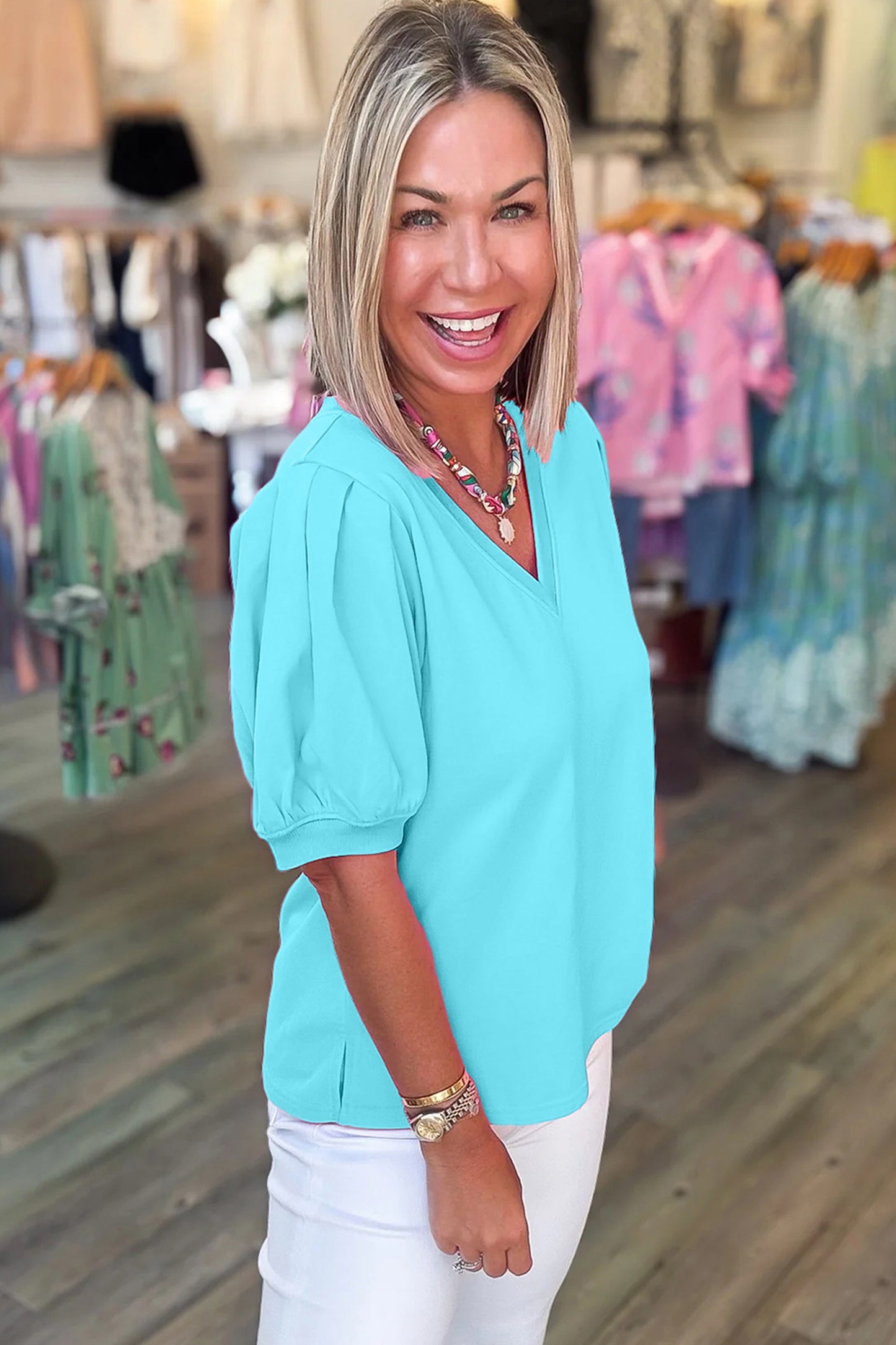 Blusa turquesa de color liso con cuello de pico y manga corta abullonada