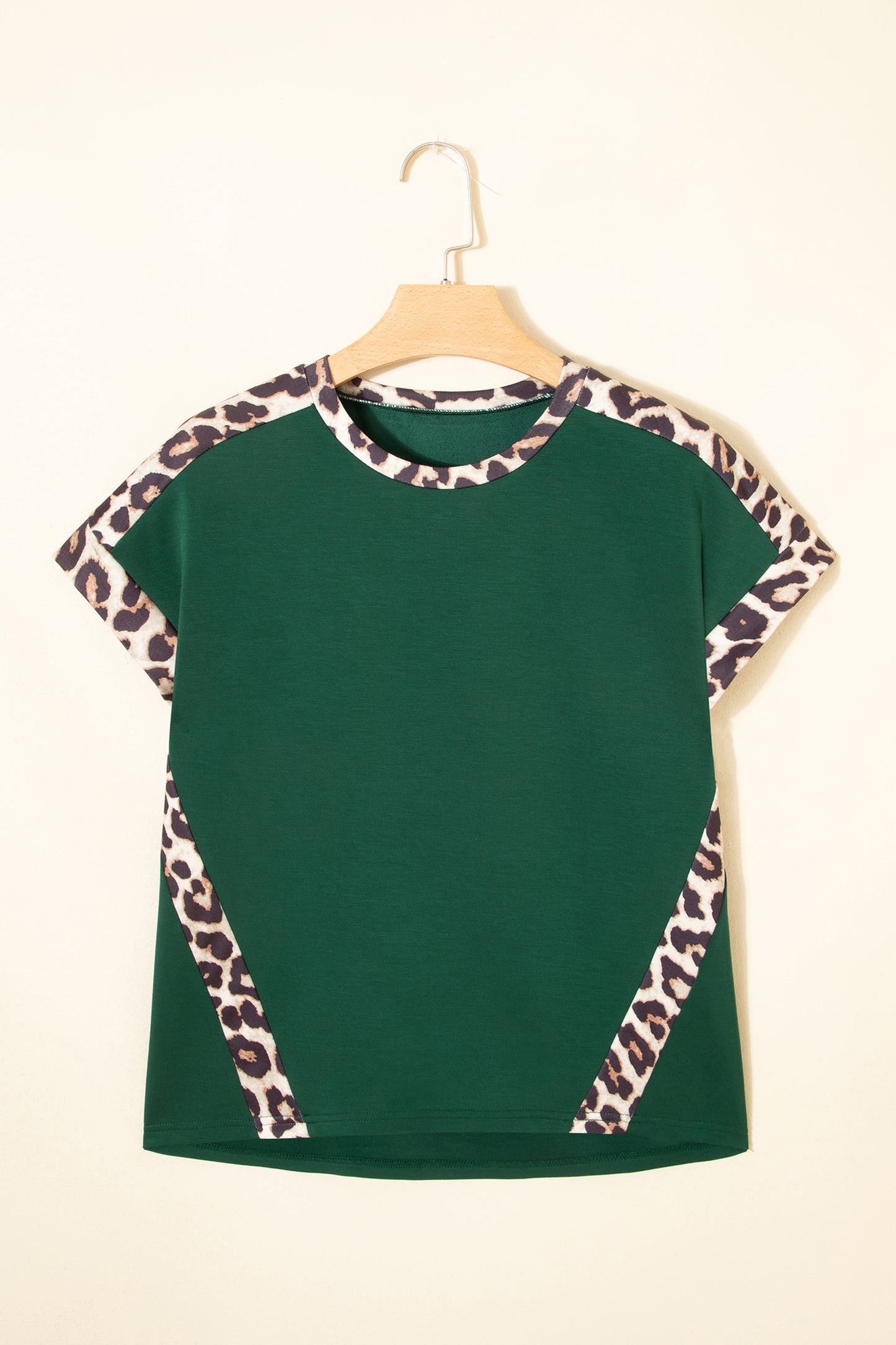 Camiseta suelta de cuello redondo con ribete de leopardo verde mar