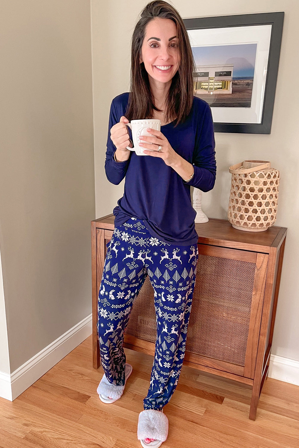 Conjunto de dos piezas de salón: top liso azul y pantalones navideños