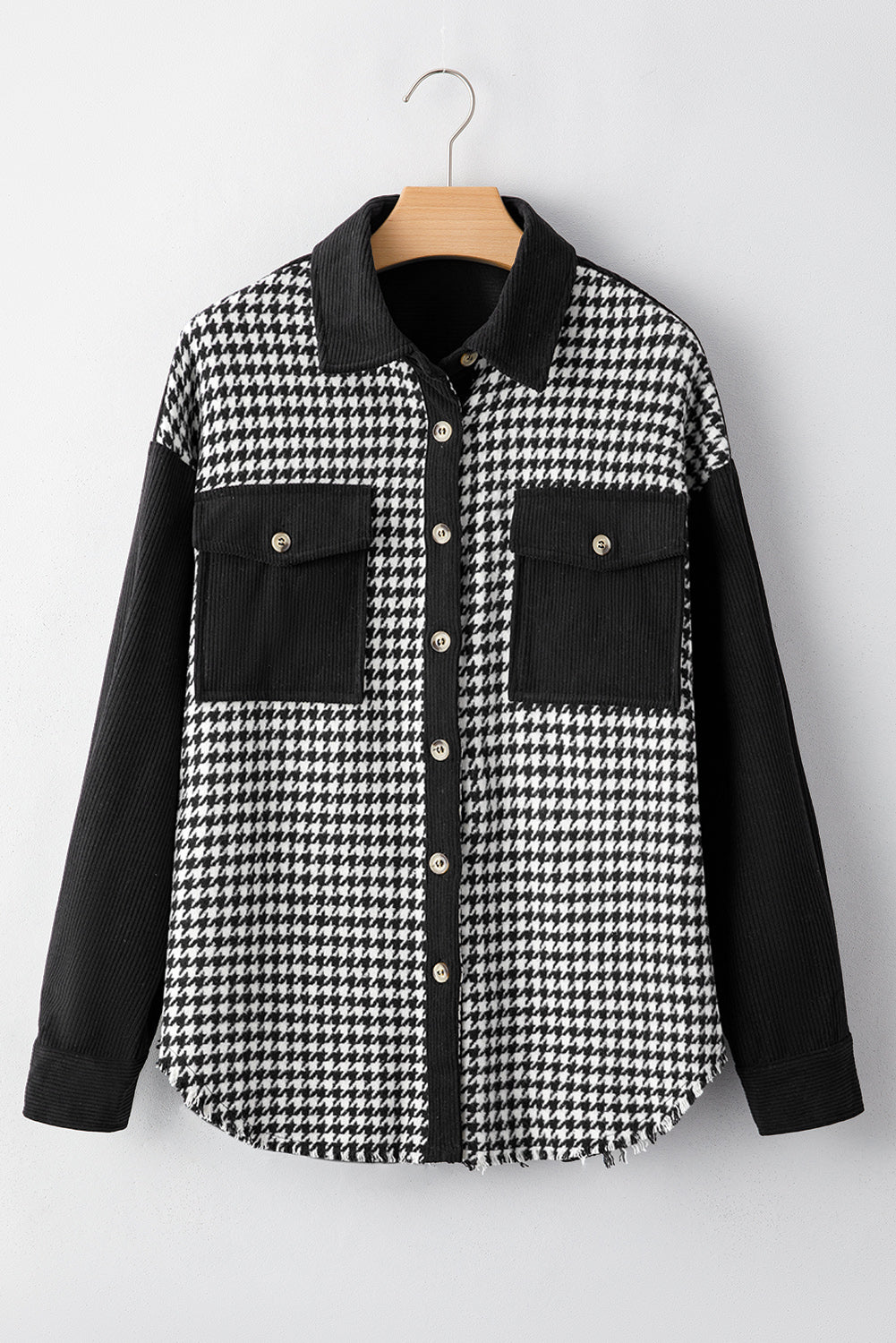 Sobrecamisa negra de pana con diseño de pata de gallo y bolsillos con solapa