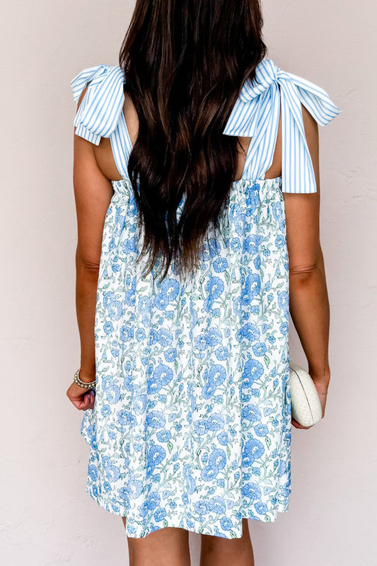Vestido mini de lazo con tirantes, estampado floral azul cielo y retazos a rayas