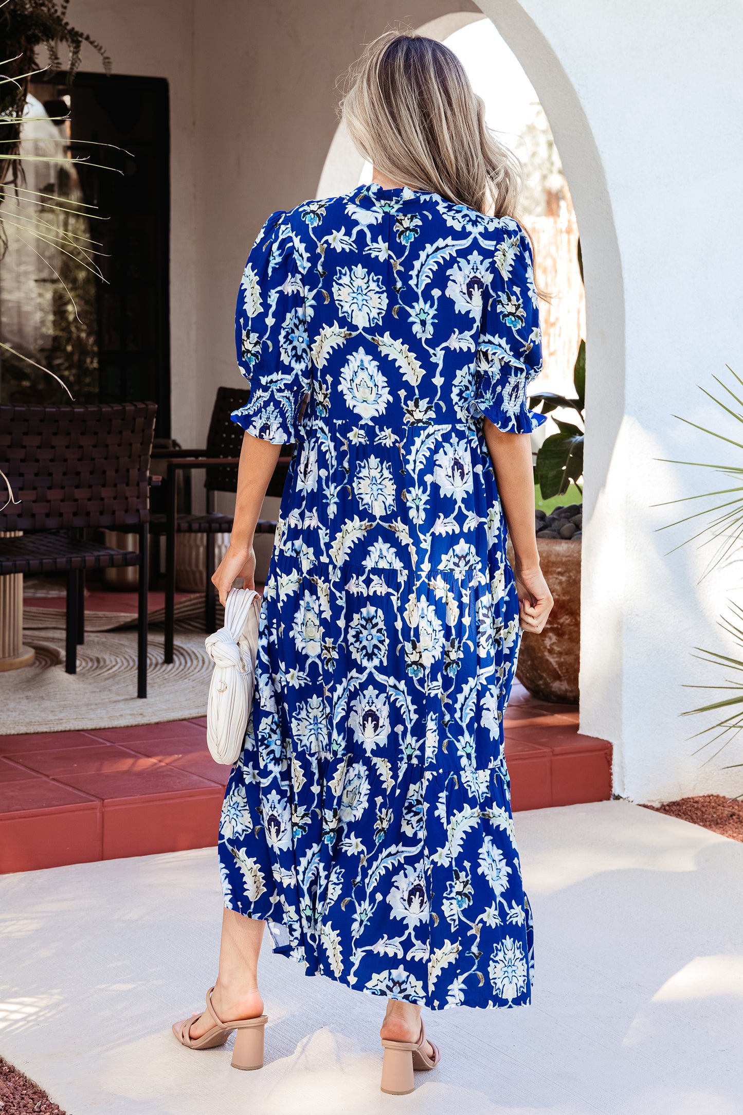 Vestido Largo Azul con Estampado Floral Silvestre, Cuello con Volantes y Manga Media