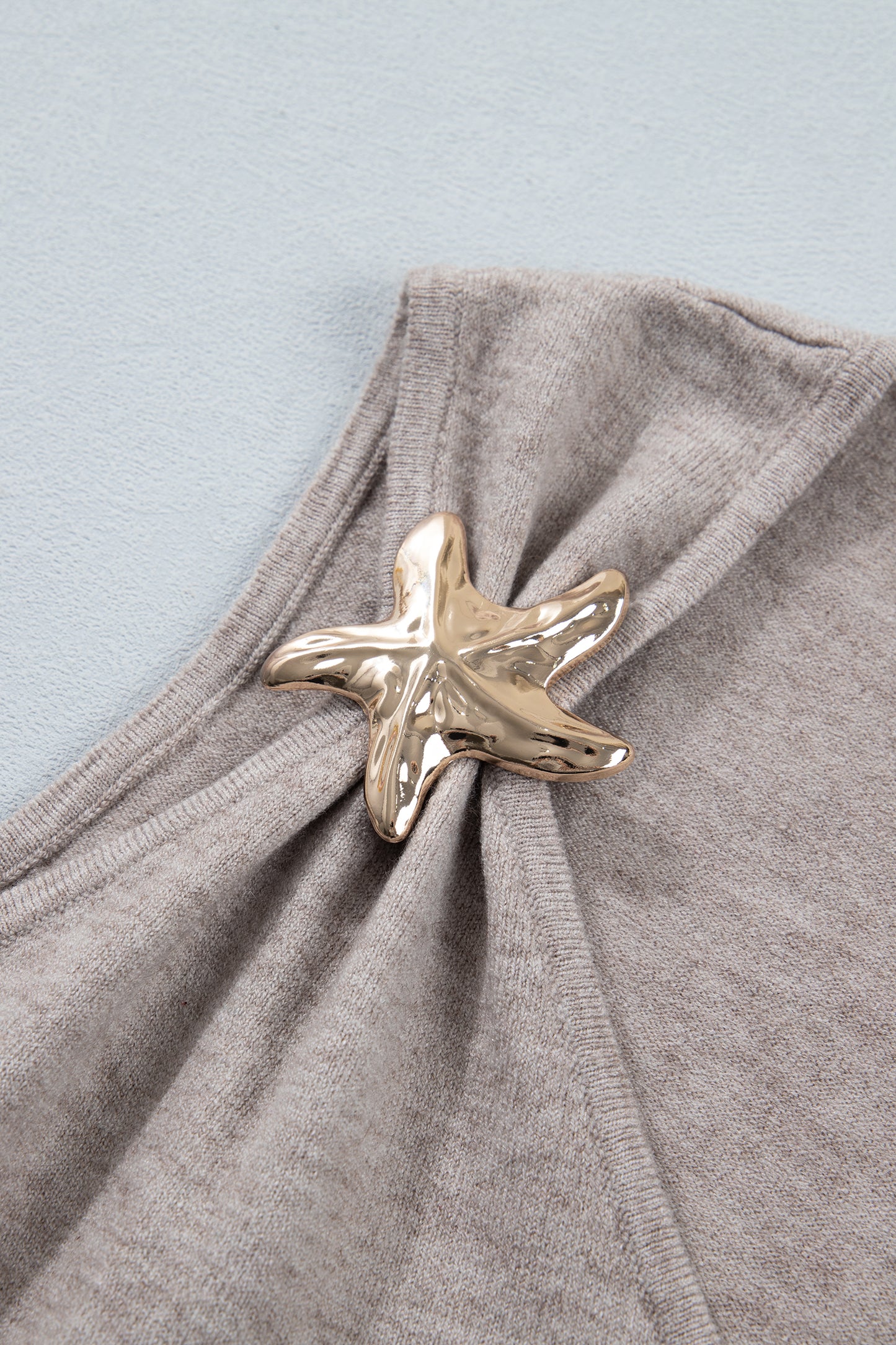 Camiseta de tirantes de punto con detalle de estrella metálica y cuello de pico Gray Morn