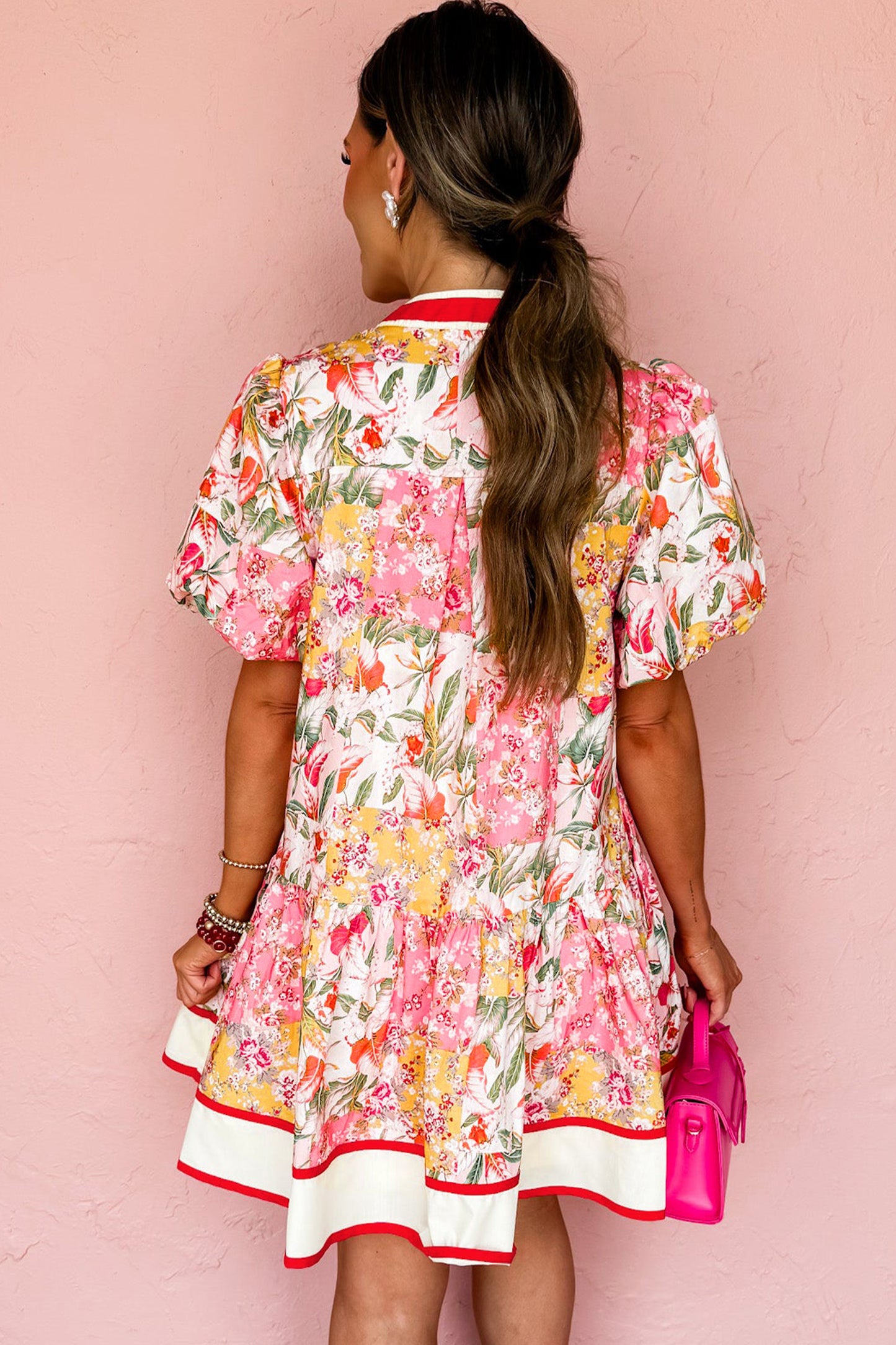 Vestido Mini Rosa con Estampado Floral y Bloques de Color, Ribetes en Contraste, Cuello en V y Bajo con Volantes