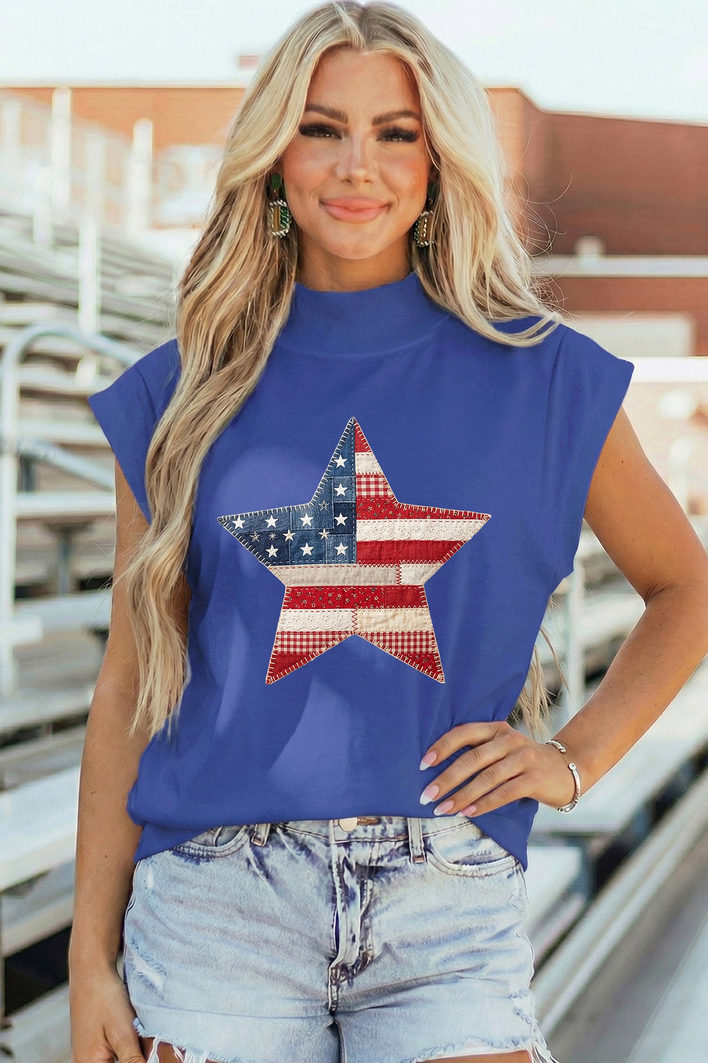 Top de cuello alto con estampado de estrella patriótica y falso patchwork en azul cielo