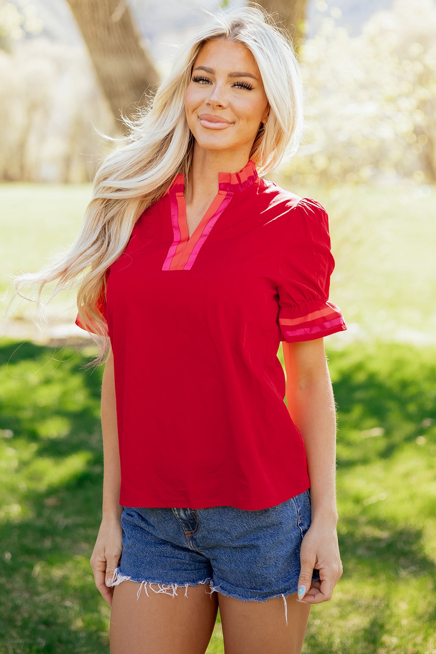 Blusa Roja Fuego a Rayas con Volantes en el Cuello y Mangas Cortas con Vuelos