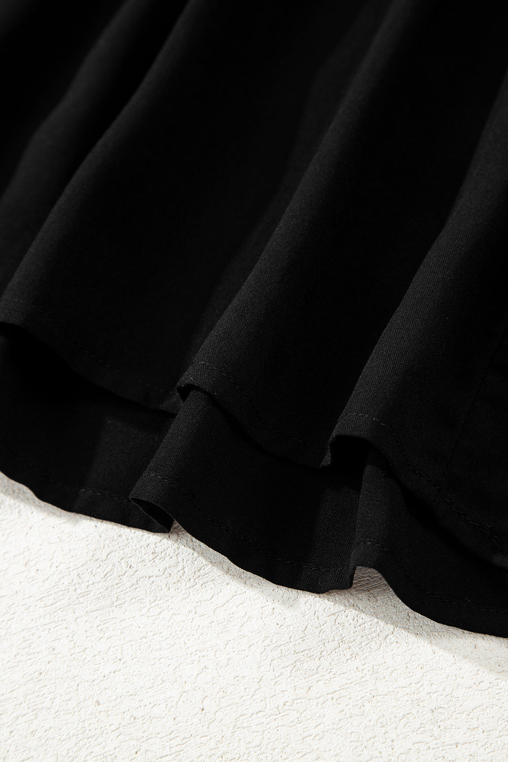 Vestido largo acampanado con volantes escalonados, manga corta y botones ocultos negros